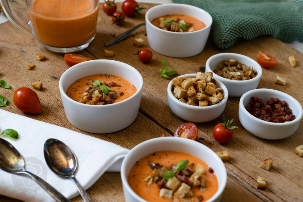 Salmorejo andaluz mit Topping in weißen Schälchen