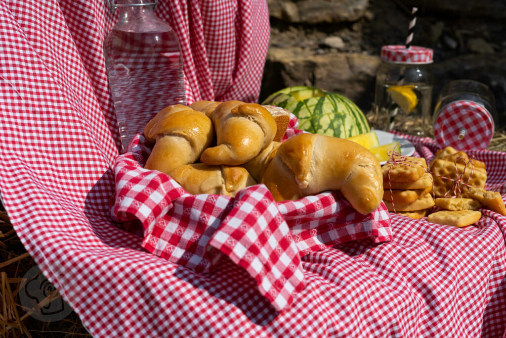 Schinkenhörnchen mit Frischkäse, Melone und Waffeln zum Picknick