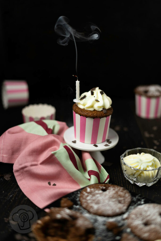 Schoko Kirsch Muffin auf einer Etagère mit Kerze