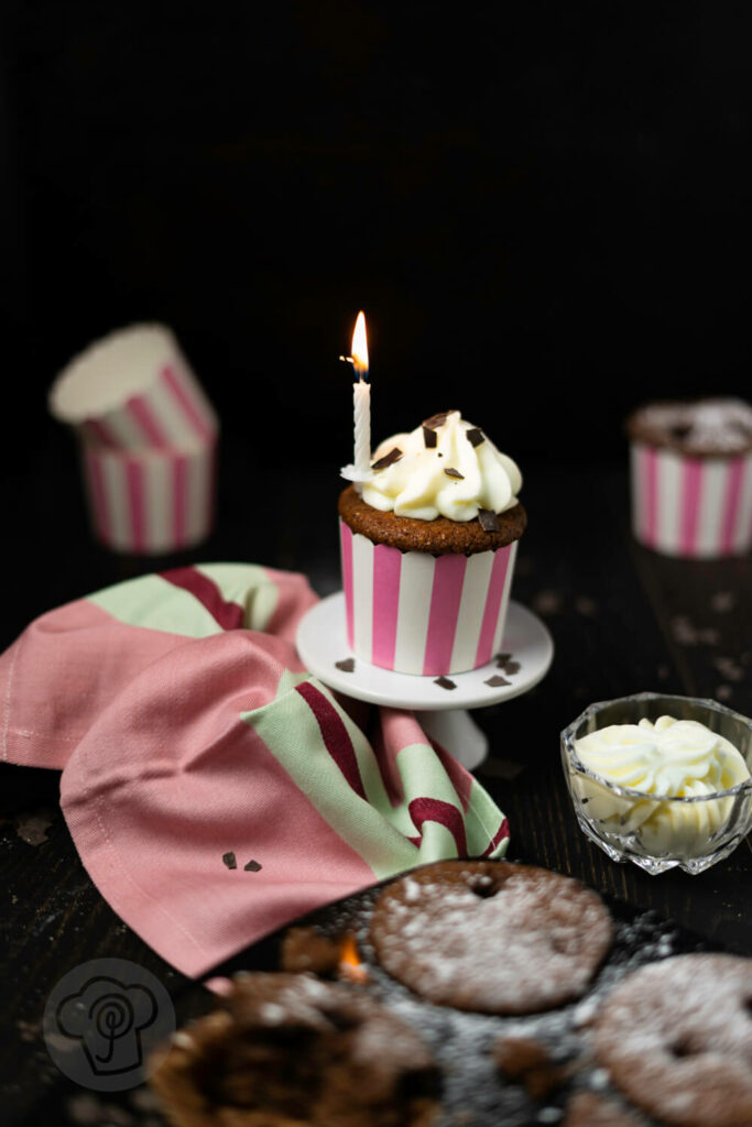 Schoko Kirsch Muffin auf einer Etagère mit brennender erze