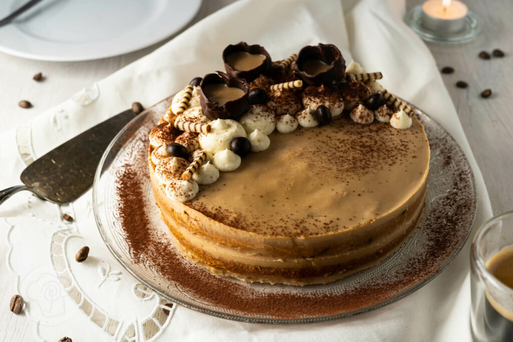 Toffee Cream Likör Torte auf einem Glasteller
