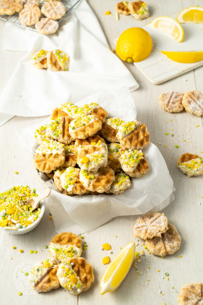 Knusprige Waffelkekse mit Zitrone und Zuckerstreuseln