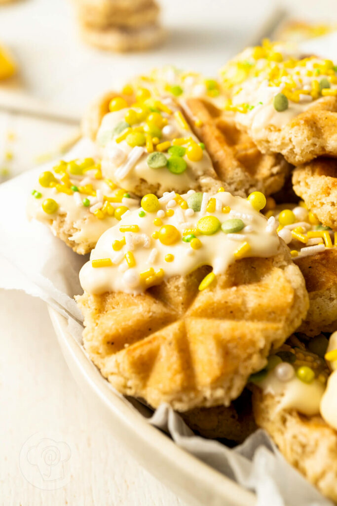 Knusprige Waffelkekse mit Zitrone und Zuckerstreuseln