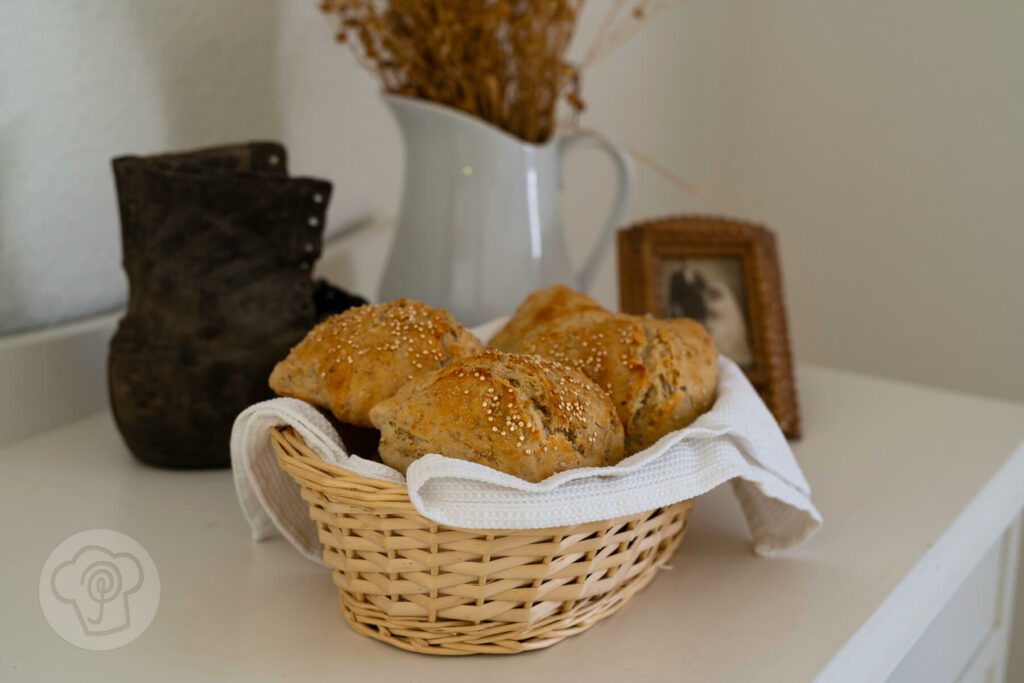 Dänische Haferbrötchen im Brotkorb
