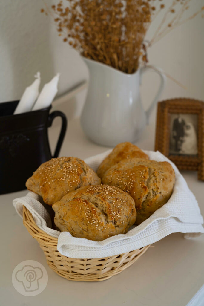 Dänische Haferbrötchen im Brotkorb