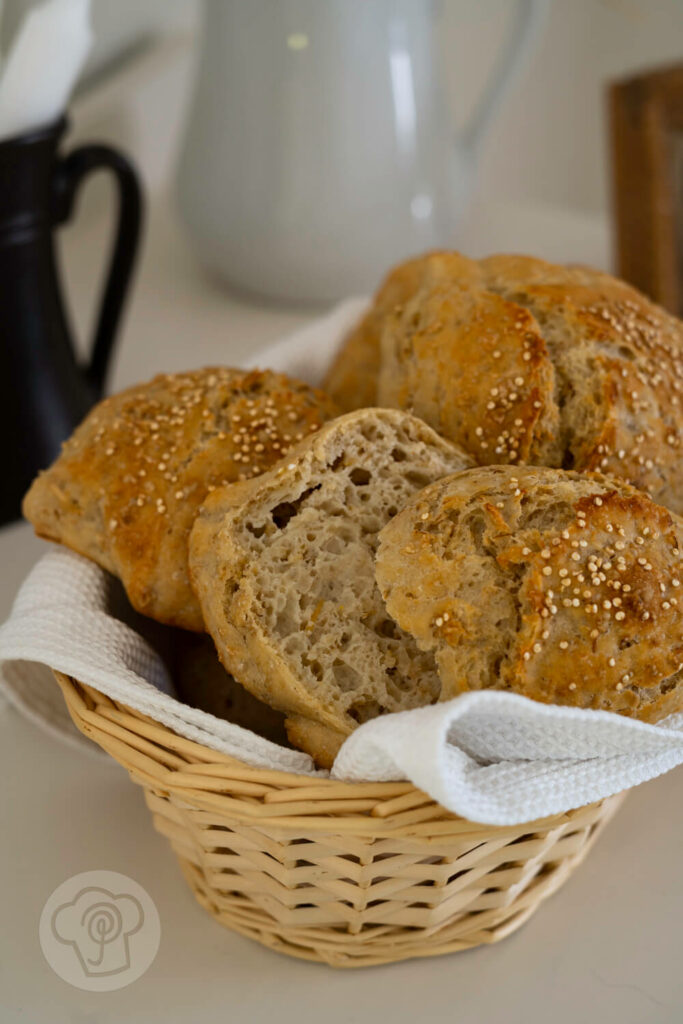 Dänische Haferbrötchen im Brotkorb