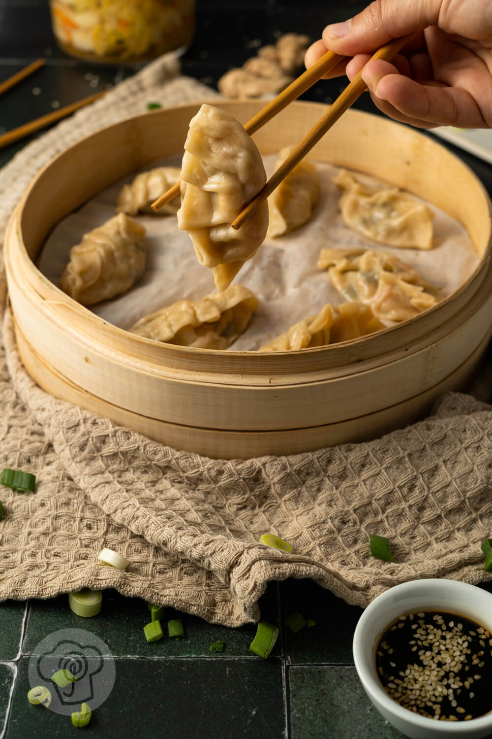 Vegane Mandu mit Kimchi-Füllung - koreanische Maultaschen mit Sojasoße