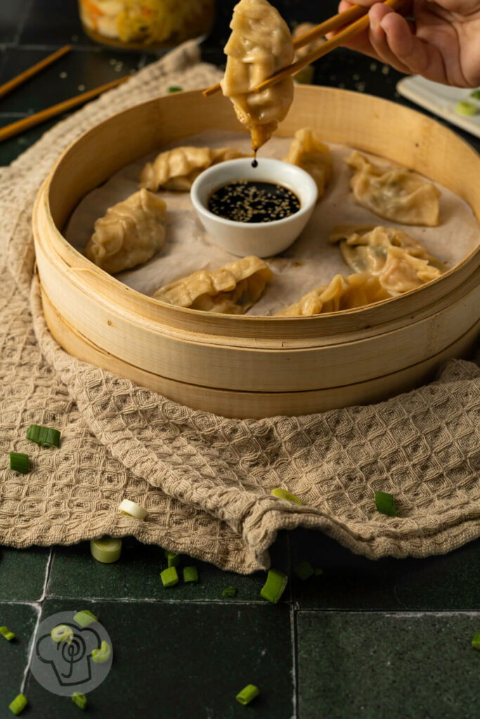 Vegane Mandu mit Kimchi-Füllung - koreanische Maultaschen mit Sojasoße