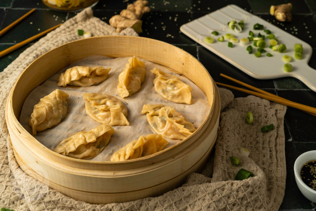 Vegane Mandu mit Kimchi-Füllung - koreanische Maultaschen im Bambusdämpfer