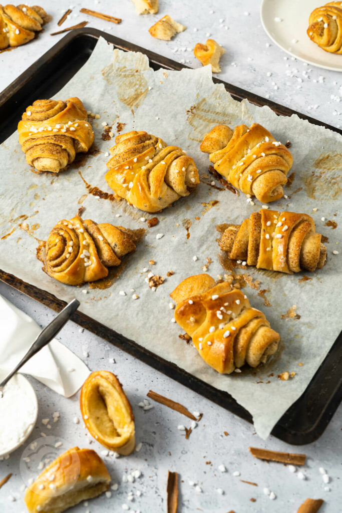 Korvapuusti - finnische Zimtschnecken auf dem Blech