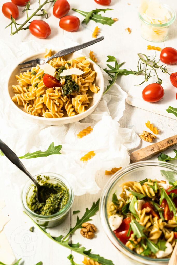 Meal Prep, Nudelsalat mit Pesto, Tomaten, Rucola und Mozzarella im Glas