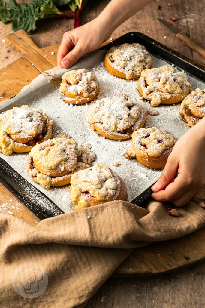 Rhabarber Schnecken mit Streuseln auf dem Blech gebacken