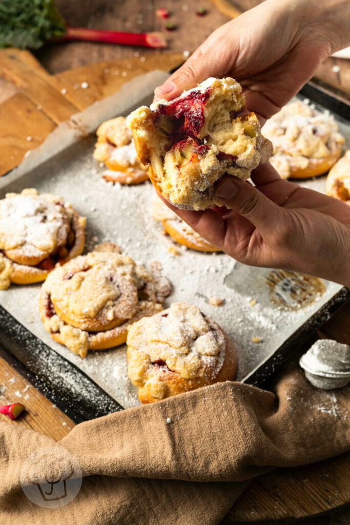 Rhabarber Schnecken mit Streuseln und Erdbeeren 21 Rhabarber Schnecken mit Streuseln auf dem Blech gebacken