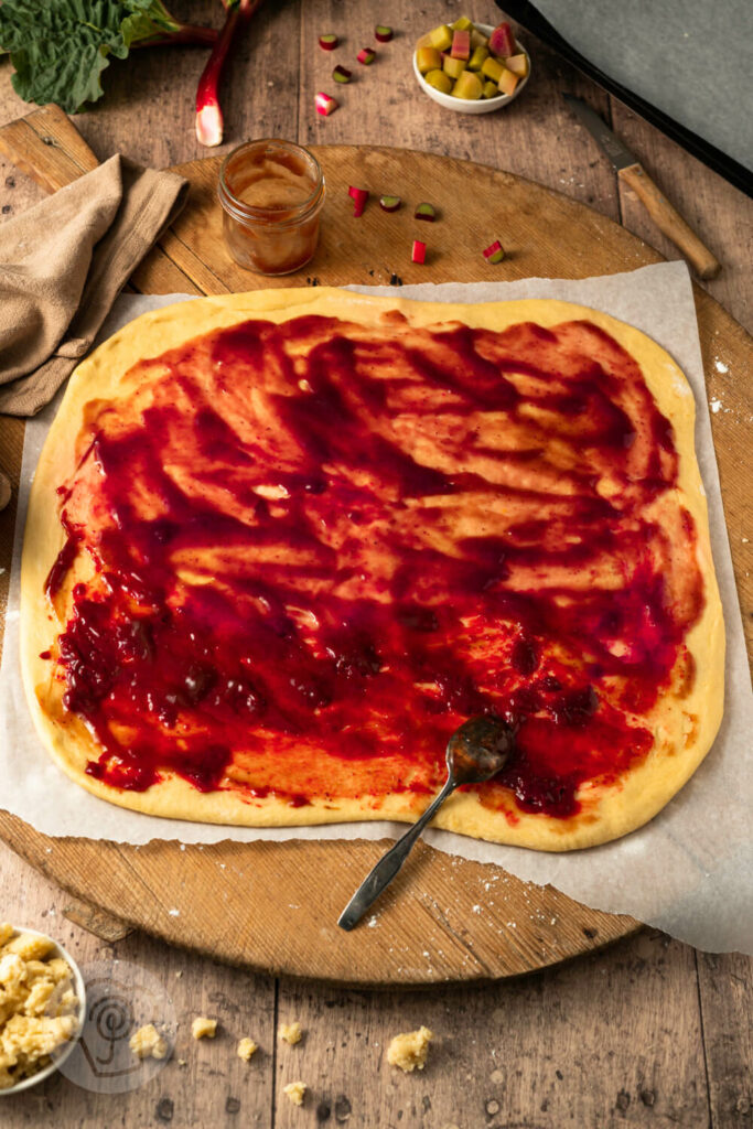Rhabarber Schnecken mit Streuseln und Erdbeeren 7 Rhabarber Schnecken mit Streuseln Schritt für Schritt Zubereitung