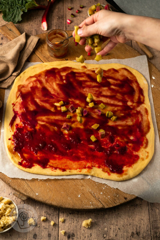 Rhabarber Schnecken mit Streuseln und Erdbeeren 8 Rhabarber Schnecken mit Streuseln Schritt für Schritt Zubereitung