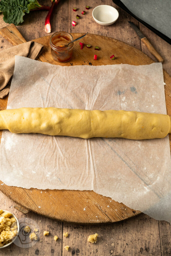 Rhabarber Schnecken mit Streuseln und Erdbeeren 9 Rhabarber Schnecken mit Streuseln Schritt für Schritt Zubereitung