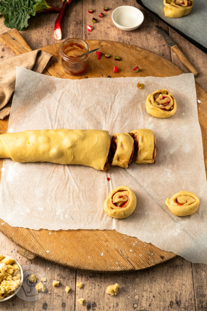 Rhabarber Schnecken mit Streuseln und Erdbeeren 10 Rhabarber Schnecken mit Streuseln Schritt für Schritt Zubereitung