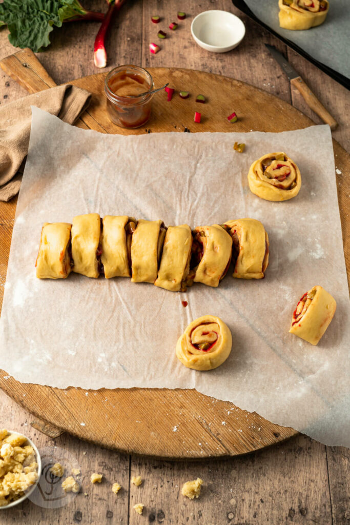 Rhabarber Schnecken mit Streuseln und Erdbeeren 11 Rhabarber Schnecken mit Streuseln Schritt für Schritt Zubereitung