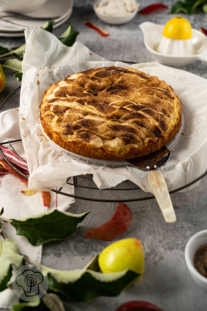 Schwedischer Apfelkuchen auf einem Rost, gebacken, Tortenschaufel