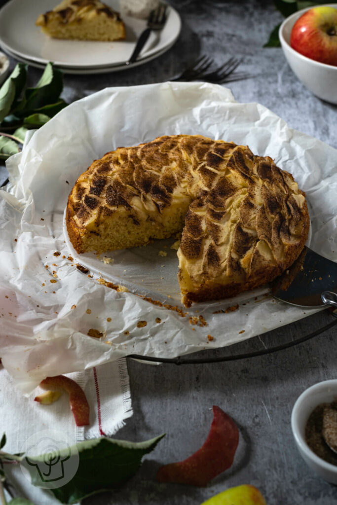 Apfelkuchen auf einem Rost, angeschnitten