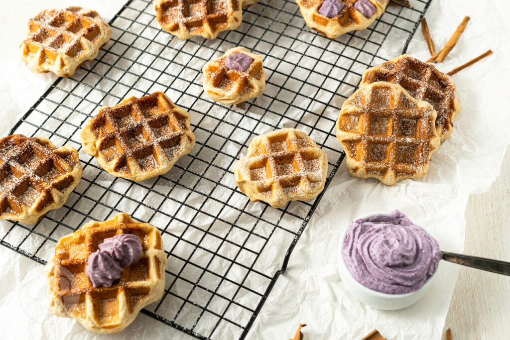 Zimtschnecken Waffeln mit Blaubeeren und Blaubeer-Sahne