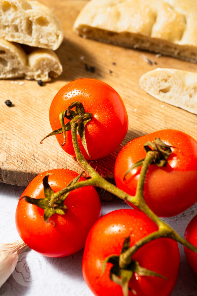 Tomaten, im Hintergrund Armenisches Fladenbrot - Matnakash