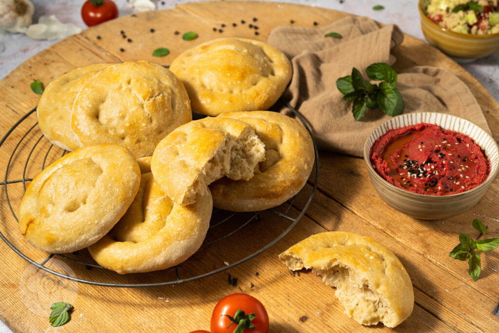 Armenisches Fladenbrot - Matnakash mit roter Bete Hummus
