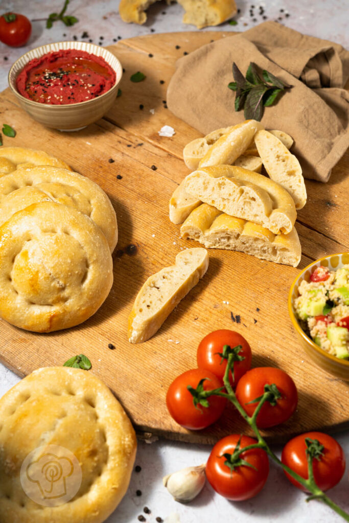 Armenisches Fladenbrot - Matnakash aufgeschnitten mit roter Bete Hummus und Couscoussalat