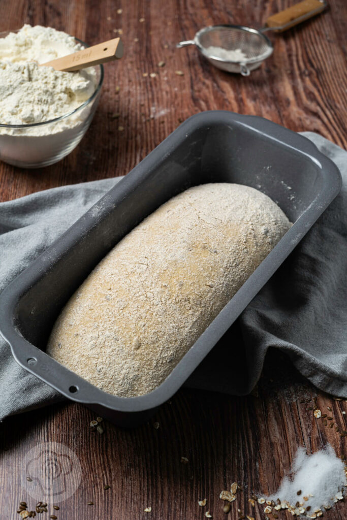 Sauerteigbrot mit Körnern in der Kastenform ungebacken.