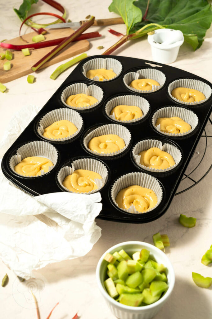 Rhabarbermuffins mit Kardamom Streuseln Zubereitung