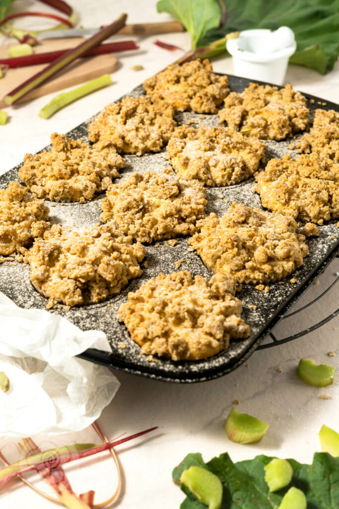 Rhabarbermuffins mit Kardamom Streuseln im Muffinblech