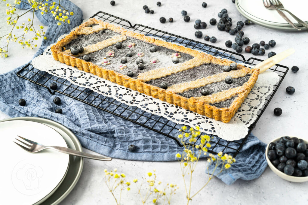 Schwedische Blaubeer-Tarte mit Puderzucker