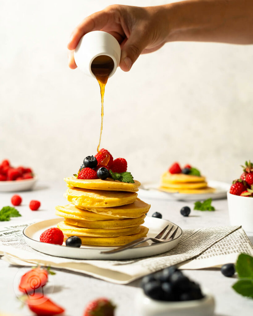American Pancakes mit Ahornsirup und frischen Früchten