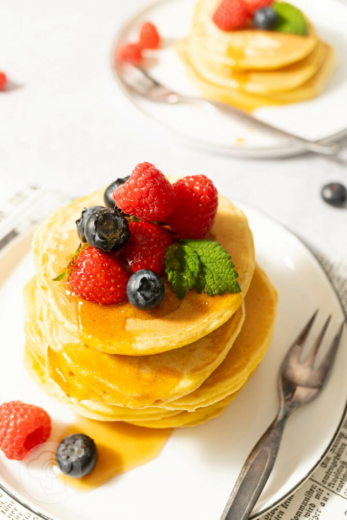 American Pancakes mit Ahornsirup und frischen Früchten