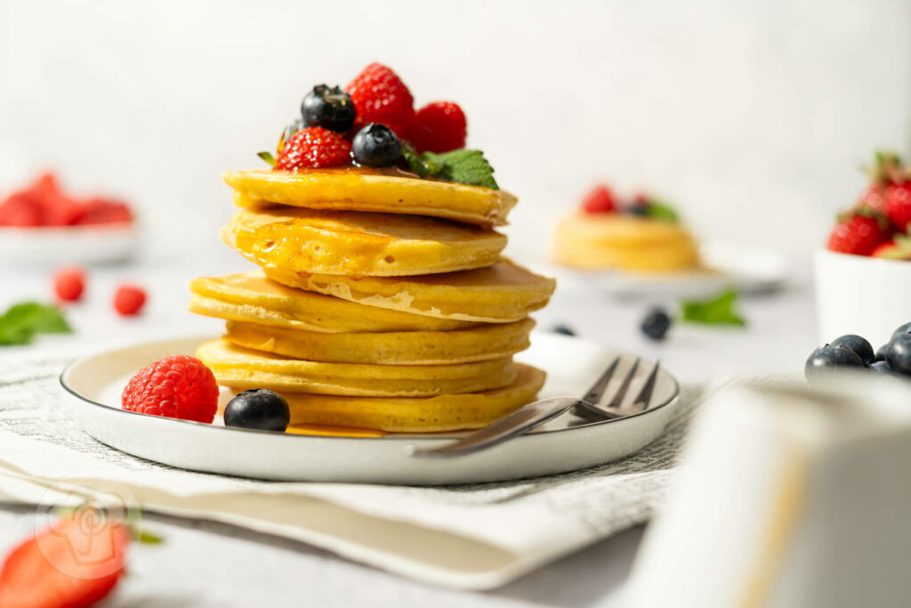 American Pancakes mit Ahornsirup und frischen Früchten