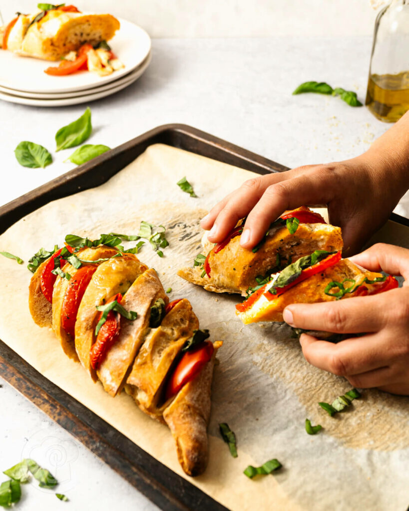 Schnelles Fächerbaguette Caprese, Baguette mit Tomaten und Mozzarella gebacken
