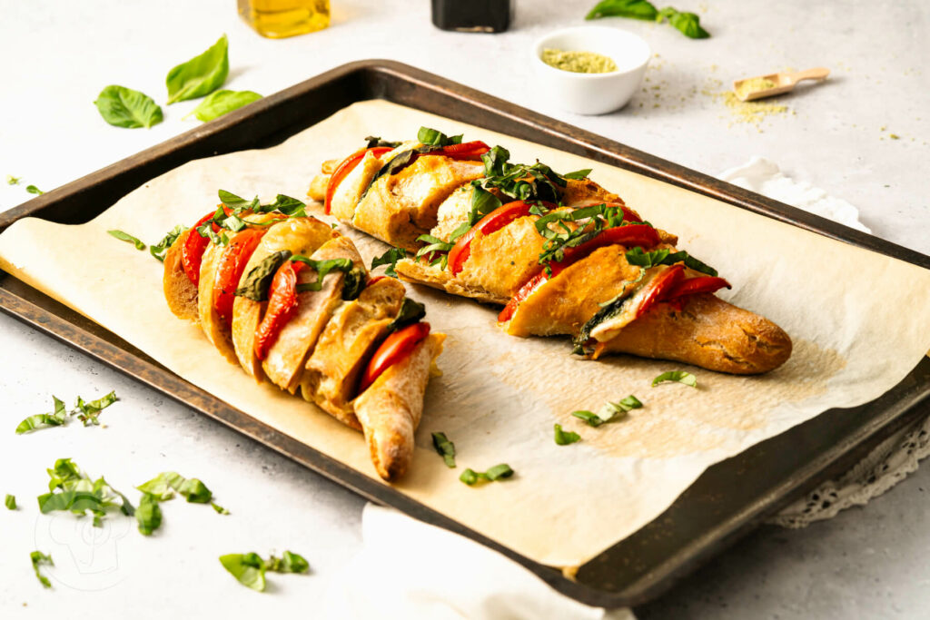 Schnelles Fächerbaguette Caprese, Baguette mit Tomaten und Mozzarella gebacken
