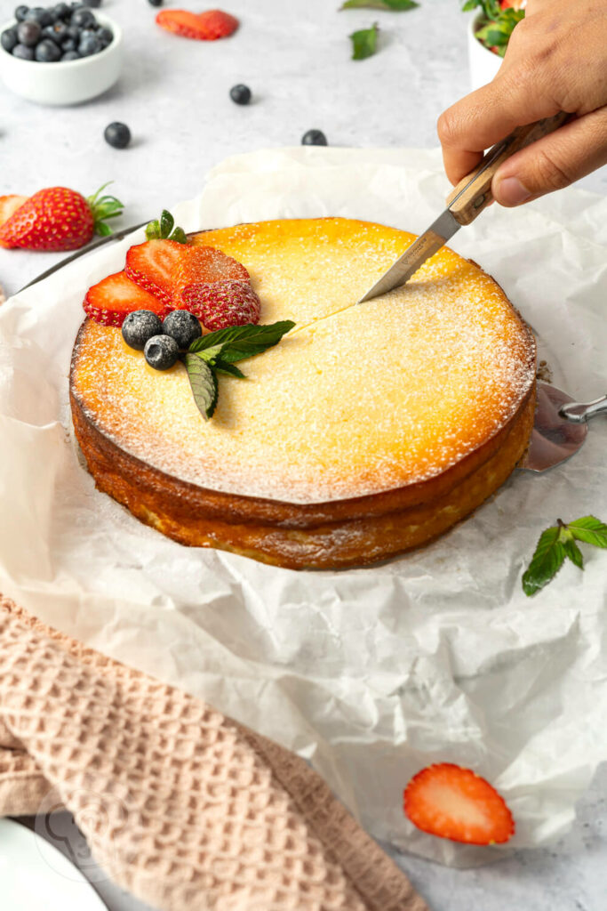 Käsekuchen ohne Boden - ein cremiger Genuss für jeden Anlass, beim Anschneiden