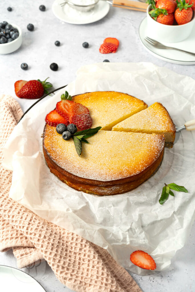 Käsekuchen ohne Boden - ein cremiger Genuss für jeden Anlass, beim Anschneiden