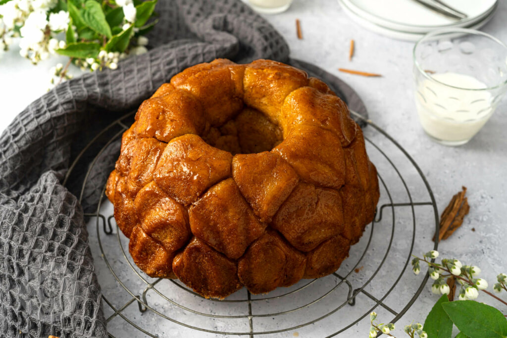 Monkey Bread mit Zimt und Zucker ohne Kneten auf dem Rost