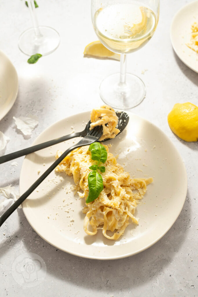 Pasta al Limone - Pasta mit cremiger Zitronensauce mit kühlem Weißwein