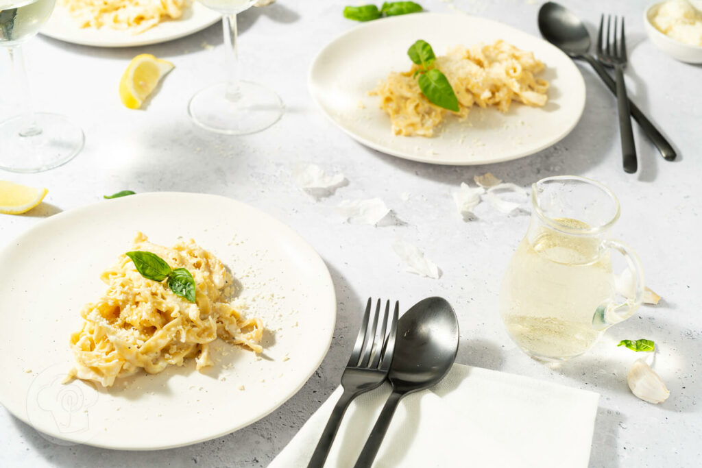 Pasta al Limone - Pasta mit cremiger Zitronensauce mit kühlem Weißwein
