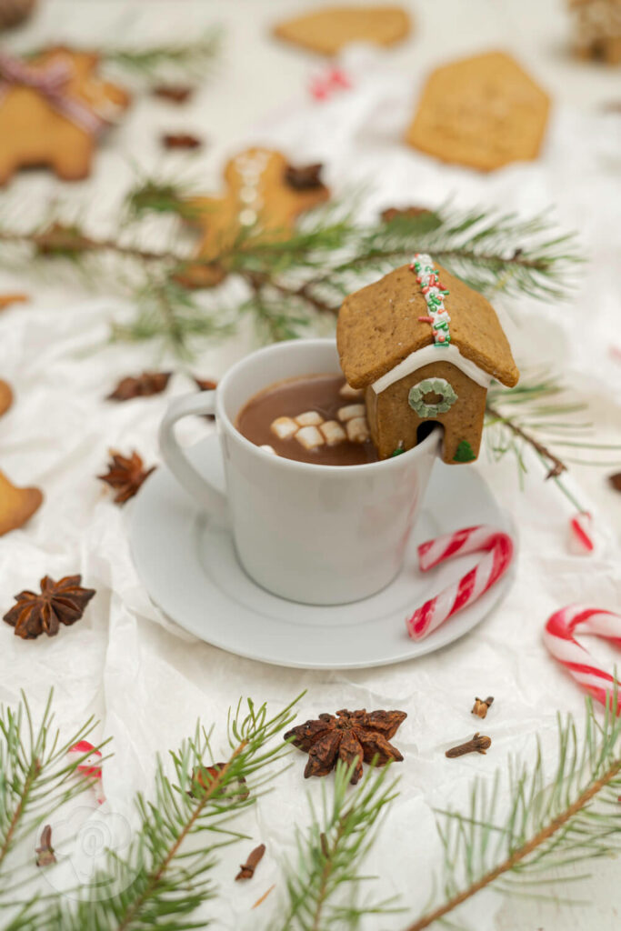 Pfefferkuchenhäuschen auf einer Tasse Kakao - Tassenhäuschen