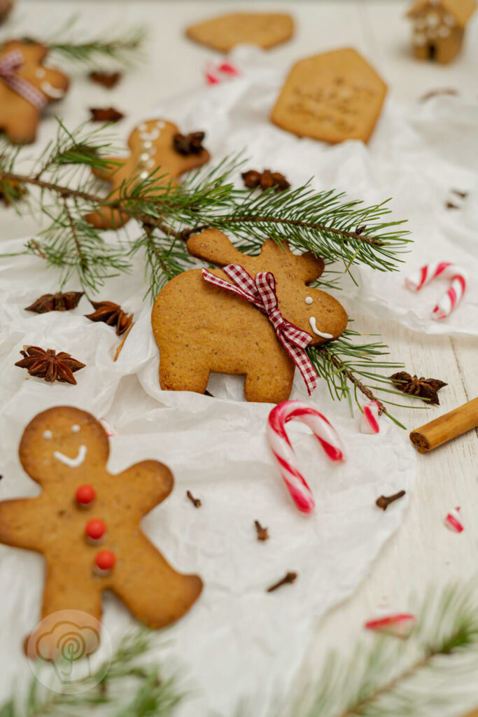 Schwedische Pfefferkuchen auf Seidenpapier mit Zuckerstangen und Gewürzen