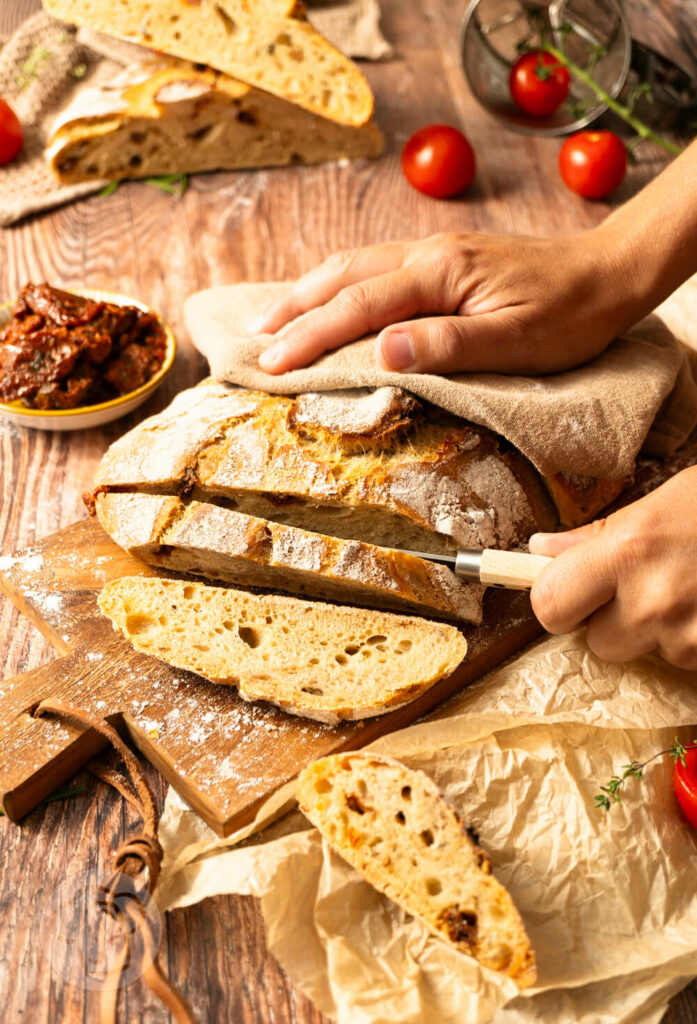 Rustikales Falzbrot mit getrockneten Tomaten im Anschnitt