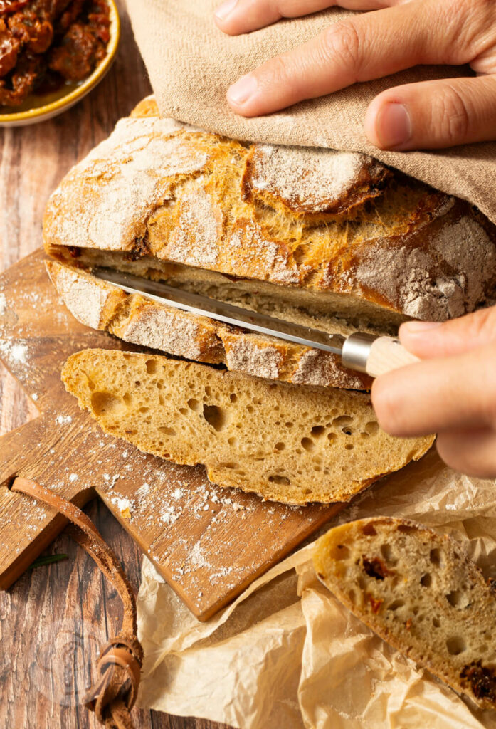 Rustikales Falzbrot mit getrockneten Tomaten im Anschnitt