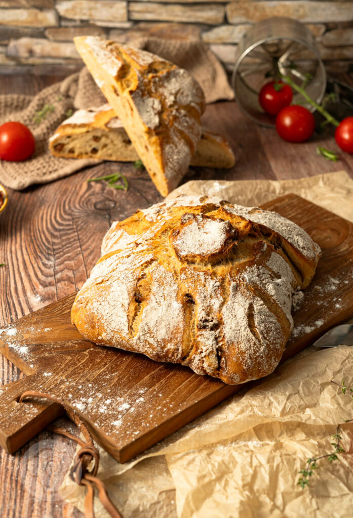 Rustikales Falzbrot mit getrockneten Tomaten