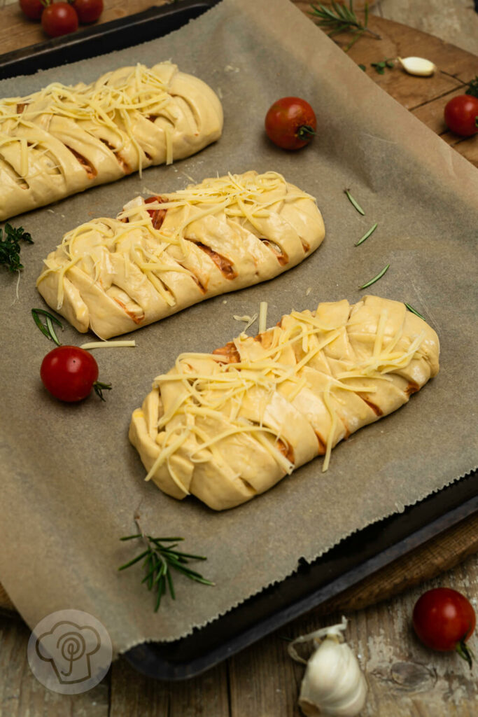 Fertig geflochtene Stromboli auf einem Blech