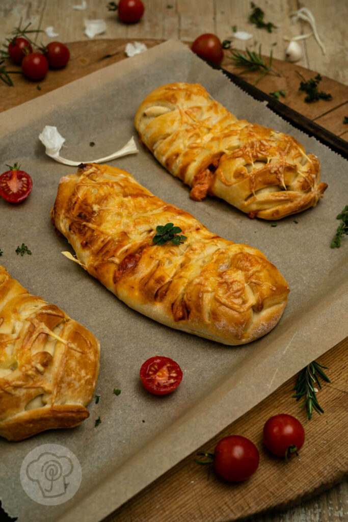 Stromboli - amerikanische Pizza gebacken auf einem Blech.