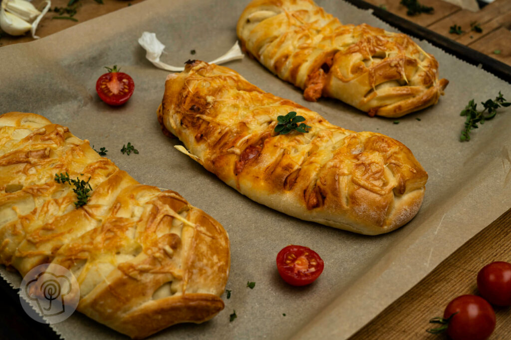 Stromboli - amerikanische Pizza, gebacken auf einem Blech